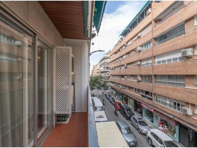 GRAN PISO EN ESQUINA EN CENTRO DE GRANADA. GARAJE opcional