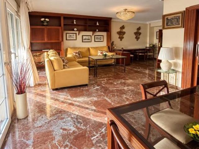 GRAN PISO SEÑORIAL EN AVENIDA DE MEDINA AZAHARA – CÓRDOBA