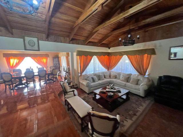 Gran propiedad 5.000 m2 y 700 m2 construidos, callejón los palacios | 7 dormitorios por 16600.00 en San Carlos
