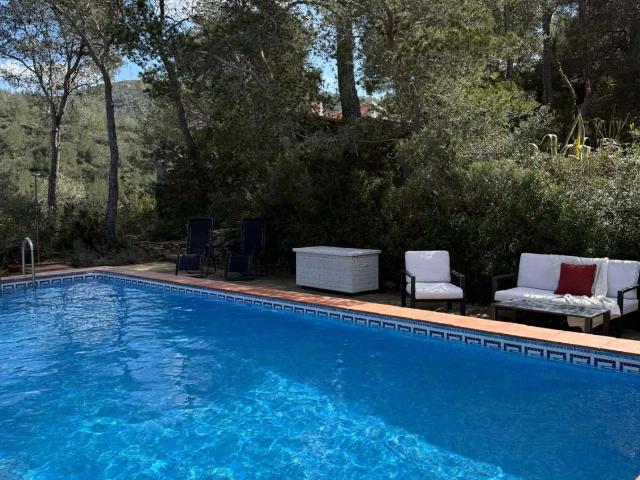 ¡Gran propiedad que consta de dos casas independientes y piscina privada en medio de la naturaleza!