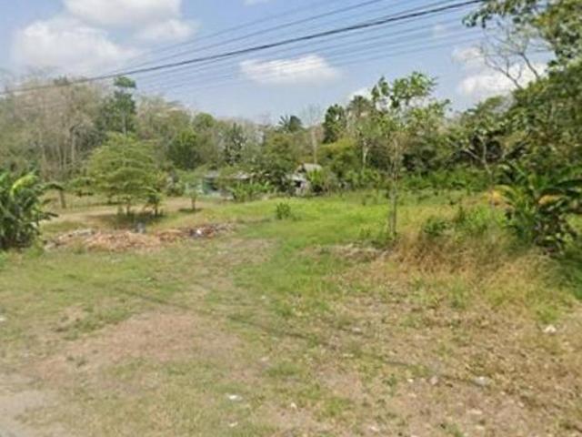 Gran terreno con uso de suelo comercial o habitacional