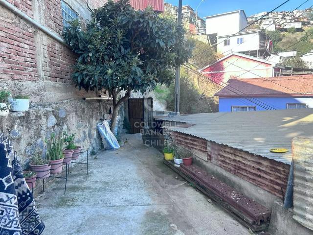 Gran Terreno con 5 Dptos. En Valparaíso | 10 dormitorios por 170000. 00 en Valparaíso