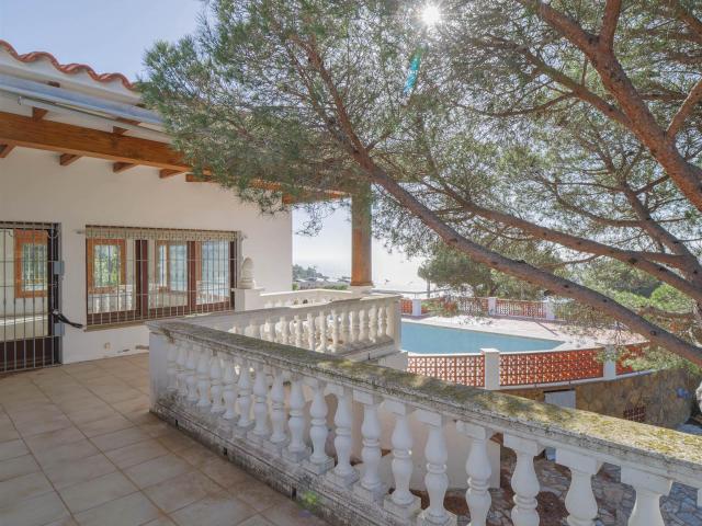 Gran villa con vistas al mar y a la pineda en venta en Tamar. 426m² Tamariu