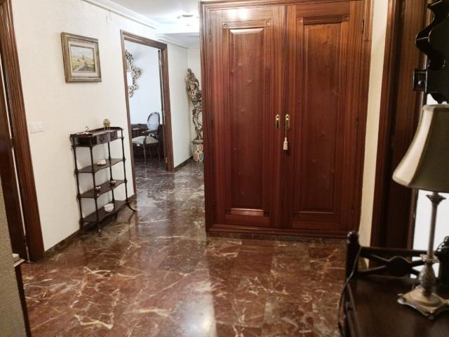 GRAN VIVIENDA CON SALÓN DOBLE COMPLETA DE MUEBLES JUNTO AL RECTORADO AVDA DE MEDINA AZAHARA