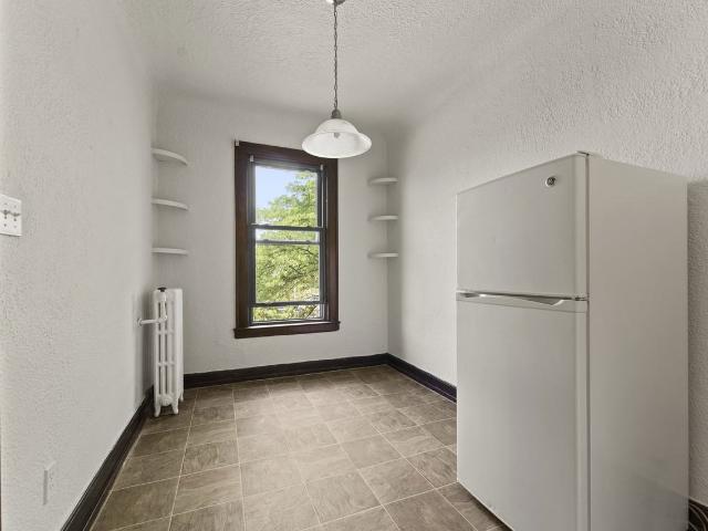 Granada Apartments 2 Bedroom Apartment for Rent at 274 Giles Blvd W, Windsor, ON N9A 6H3 Downtown Windsor