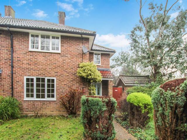 Grangewood Close, Brentwood 2 bed terraced house to rent £1,700 pcm £392 pw