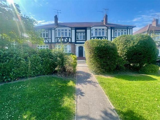 Grange Court, Loughton, IG10 2 bed apartment to rent £1,800 pcm £415 pw