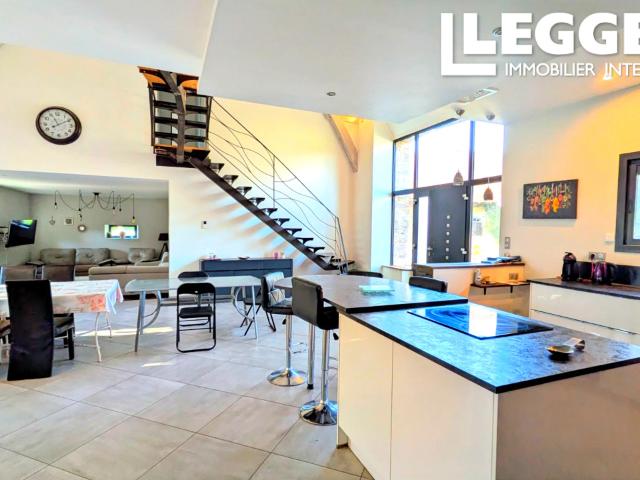 Grange Contemporaine avec Maison à Restaurer dans Hameau Paisible près de Lubersac