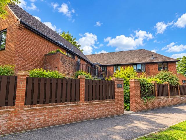 Grange Close, Godalming GU7, 2 bed flat to rent, £1,350 pcm | PrimeLocation