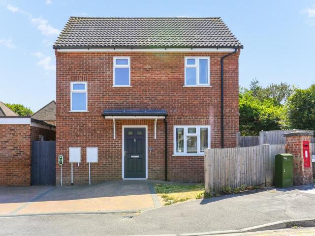 Grange Close, Guildford GU2 2 bed detached house to rent £1,950 pcm £450 pw