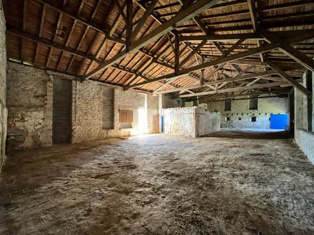Grange à aménager 230 M2 sur 4852 M2 de terrain