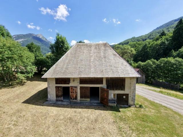 Grange à rénover et grand appartement