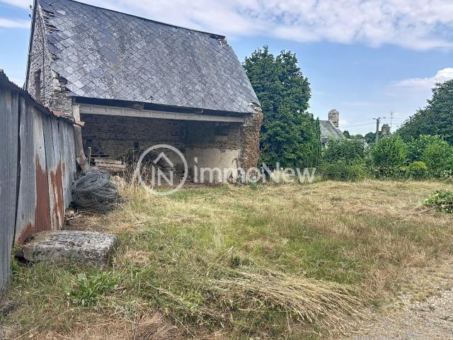 GRANGE A RENOVER 160 M2 AU SOL AVEC GARAGES EN COMPLEMENT SUR TERRAIN DE 2500 M2 ENVIRON