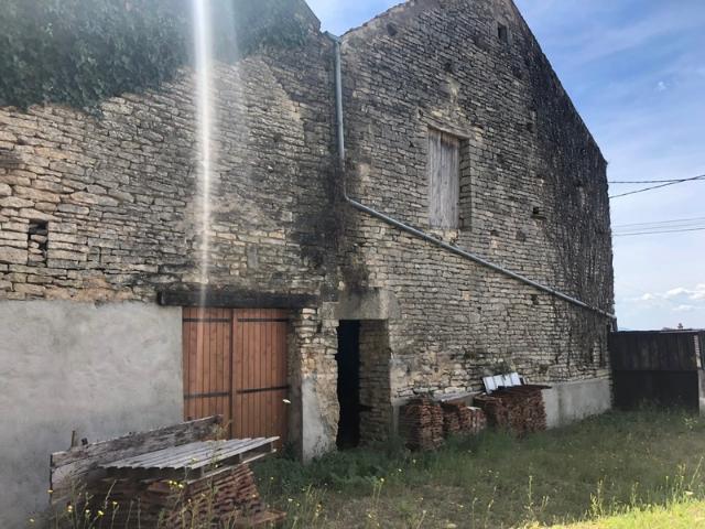 Grange avec cour et jardin proche MONTBARD 21500