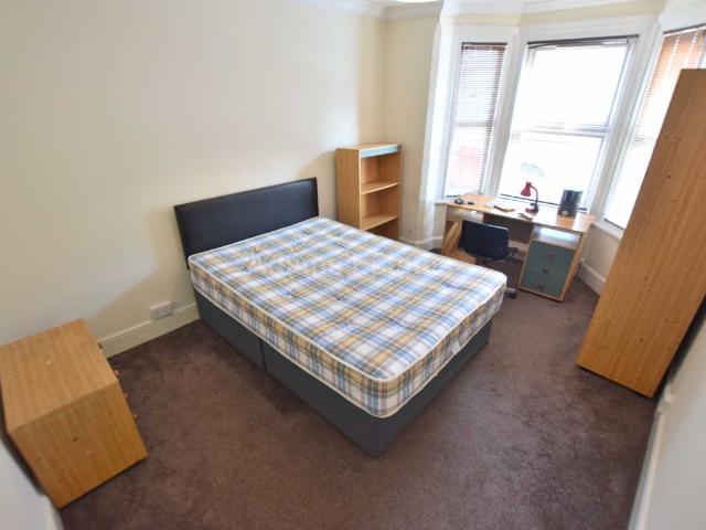 Grange Avenue, Reading RG6, 4 bed terraced house to rent, £2,500 pcm | PrimeLocation