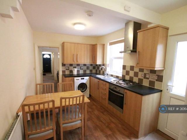 Grange Avenue, Reading, RG6 4 bed terraced house to rent £2,700 pcm £623 pw