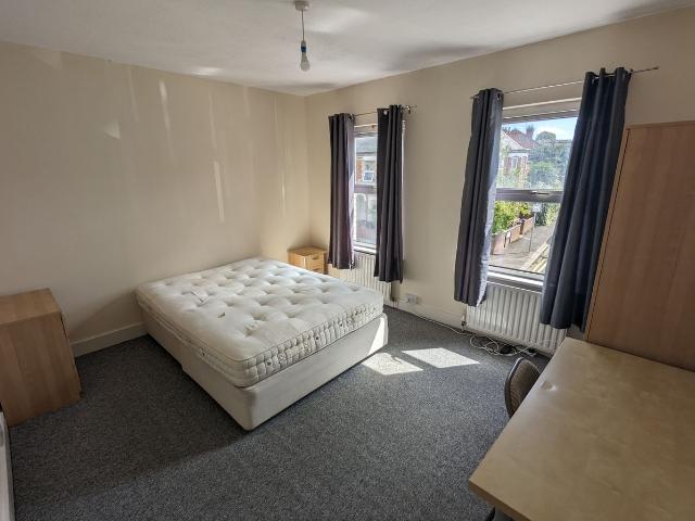 Grange Avenue, Reading RG6, 6 bed terraced house to rent, £3,600 pcm | PrimeLocation