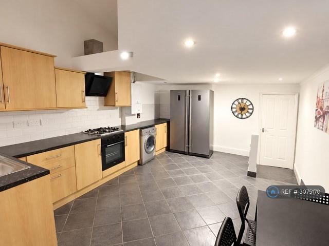 Grange Avenue, Reading, RG6 6 bed terraced house to rent £3,900 pcm £900 pw