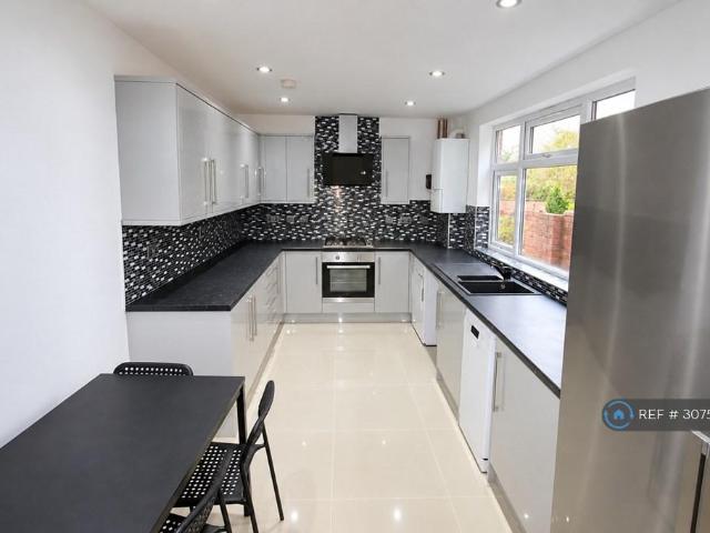 Grange Avenue, Reading, RG6 6 bed terraced house to rent £3,900 pcm £900 pw