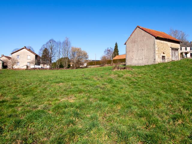 Grange en pierre au cœur d’un village