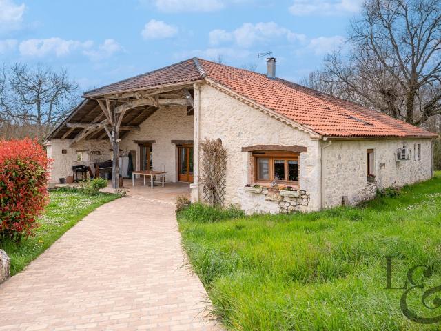 Grange en pierre rénovée avec gîte à vendre entre Villeneuve. 321m² Hautefage la Tour