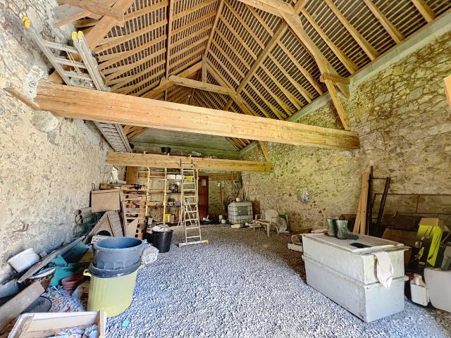 Grange en Pierre sur 3 ha de Bois