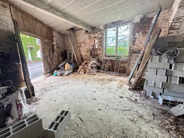 Grange en pierres à rénover avec jardin en un ou plusieurs l