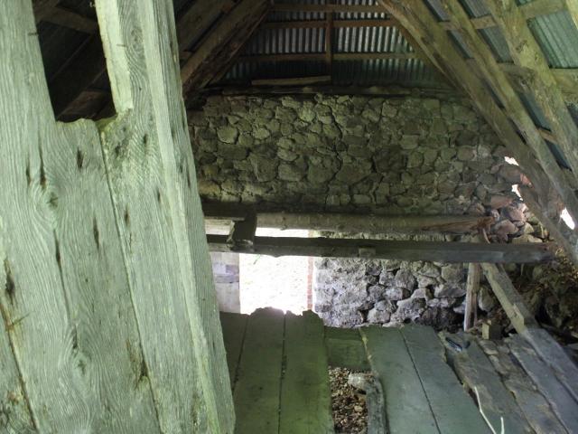 Grange en pierres avec sapinière