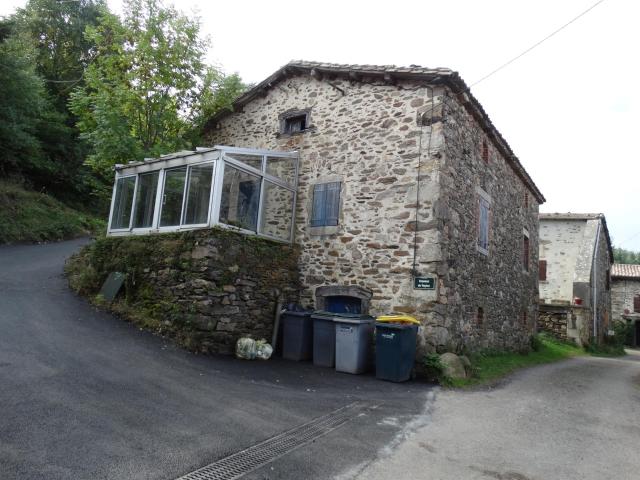 Grange et maison en pierres à rénover entièrement 140m² Doizieux