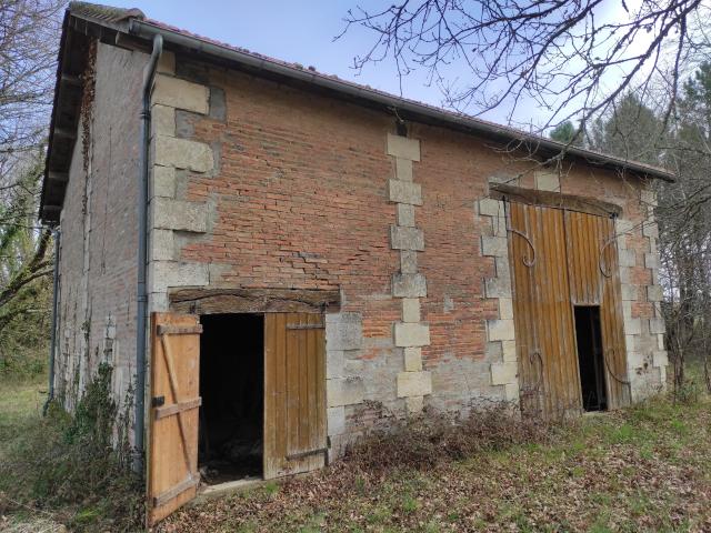 GRANGE ETABLE AVEC 2730 M2 DE TERRAIN EN PARTIE CONSTRUCTIBLE