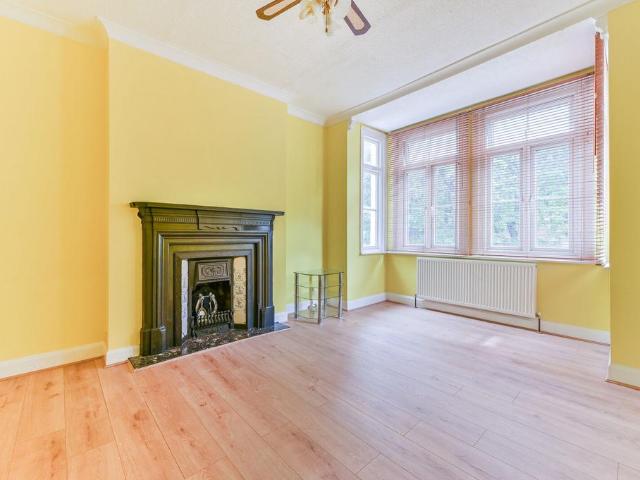Grange Road, Thornton Heath, London. 3 bed flat to rent £2,200 pcm £508 pw
