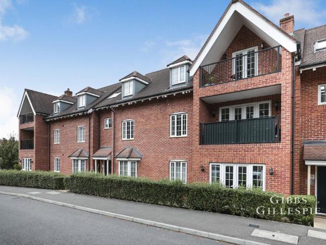 Grange Road, Chalfont St. Peter. 2 bed flat to rent £2,100 pcm £485 pw