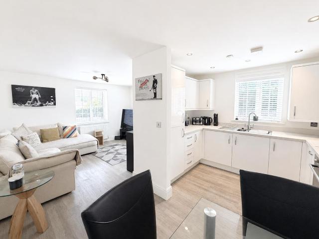 Grange Road, Chalfont St. Peter SL9, 2 bed flat to rent, £2,000 pcm | PrimeLocation