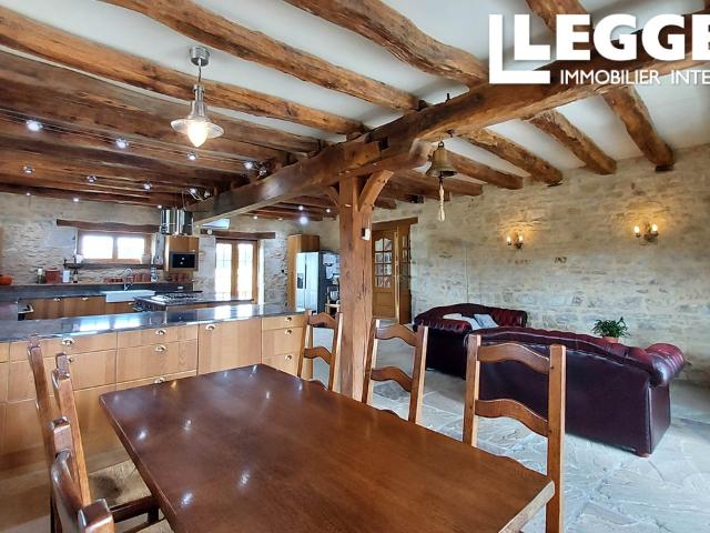 Grange rénovée avec 4 chambres en suite, deux cottages et piscine couverte sur 1,19 ha près de Lurcy Levis