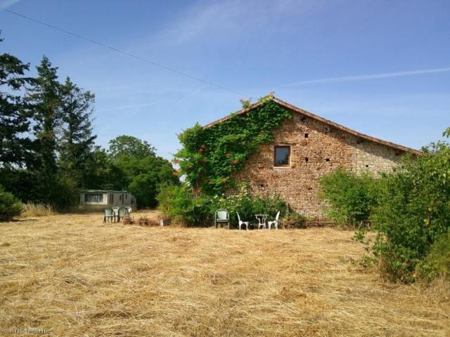 Grange Rénovée: Comprenant 4 Chambres et Terrain de 4382m²