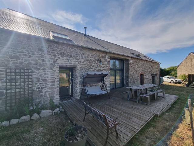 Grange rénovée en pierre avec dépendances: 23270 Ladapeyre 196m² Ladapeyre