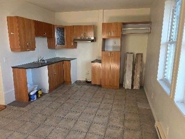 GRAND 4½ RÉNOVÉ — 2 CHAMBRES FERMÉES — SEPTEMBRE OFFERT