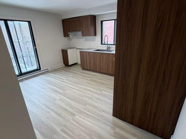 GRAND 4 1/2 RENOVÉ !