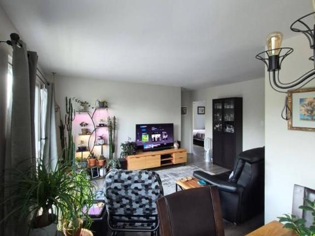 GRAND 4 1/2 + 1er ÉTAGE + RÉNOVER+MODERNE+ À PIED CÉGEP MONTMORENCY+ À VOIR