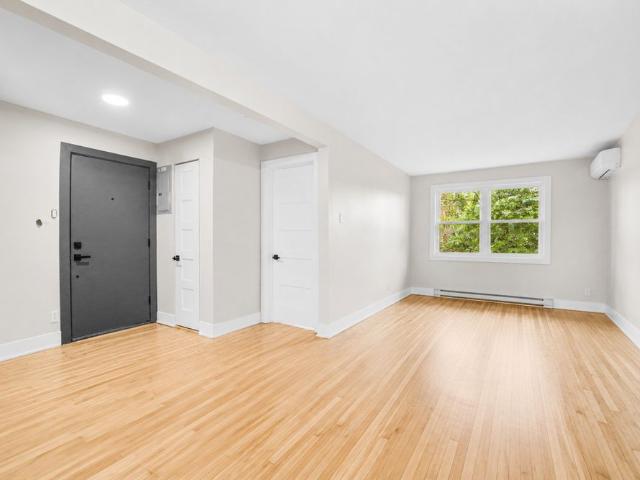 Grand 4,5 Rénové Avec Cour à Rosemont