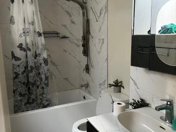 Grand 5 et demi près d'un grand parc avec piscine intérieure pour vous et votre famille