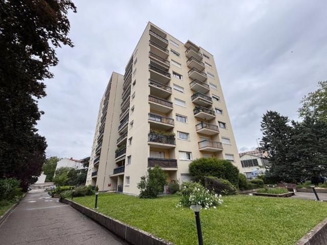 GRAND 5 PIÈCES AVEC DOUBLE BALCON