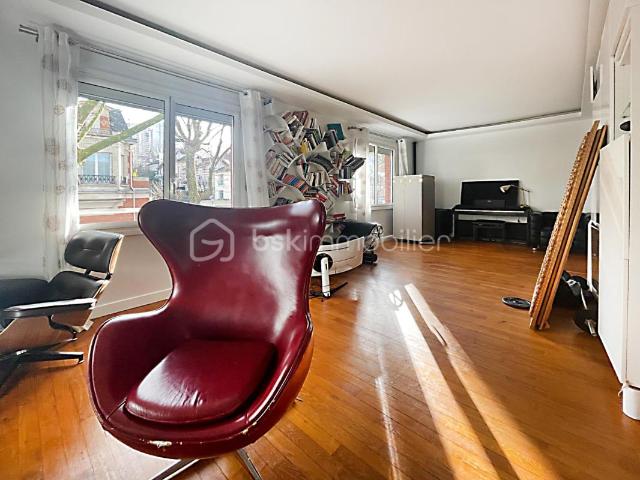 Grand 5 pièces avec terrasse, box et remise