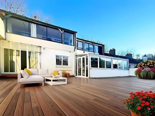 Grand 5 pièces avec terrasse, box et remise