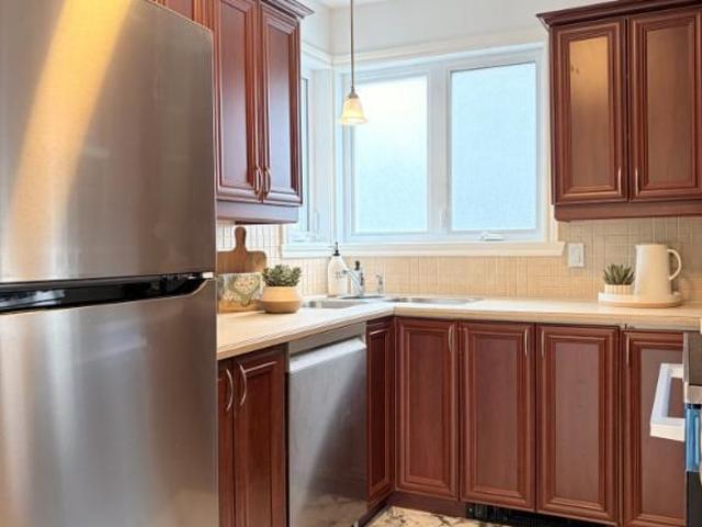 Grand 5 1/2 Terrasse privée libre 1er juin ou 1er juillet 1750$/mois 5 ELECTROS NEUFS FOURNIS