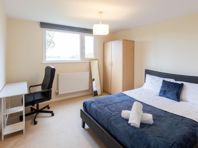 Grand 5BR Home in Market Harborough with Free Park