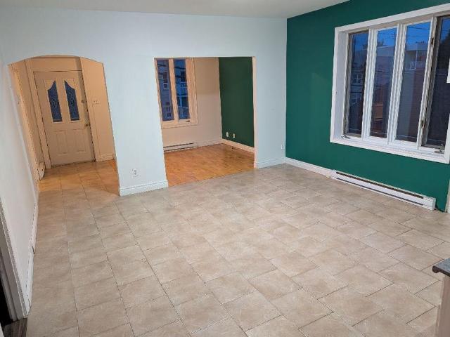 GRAND 6 1/2 A LOUER SPACIEUX ET LUMINEUX A SHAWINIGAN DISPONIBLE LE 10 SEPTEMBRE 2026 CONTACTEZ NOUS AU 514 377 7407
