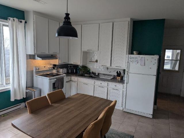 GRAND 6 1/2 A SHAWINIGAN RUE LAVERGNE CONTACTER NOUS AU 514 377 7407