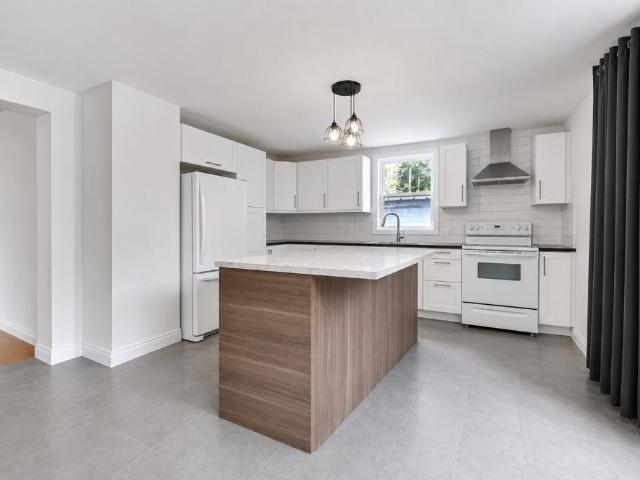Grand 8 1/2 avec 4 chambres, 2 toilettes St Jérome