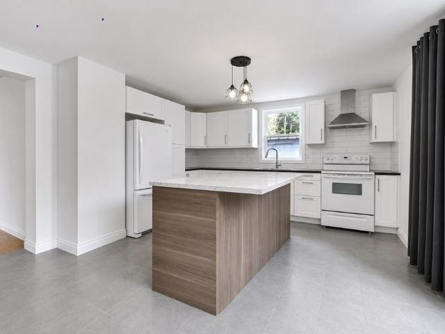 Grand 8 1/2 Avec 4 Chambres Et 2 SDB